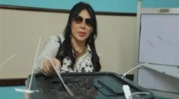 غادة إبراهيم تمارس حق التصويت في انتخابات مجلس النواب بمصر الجديدة